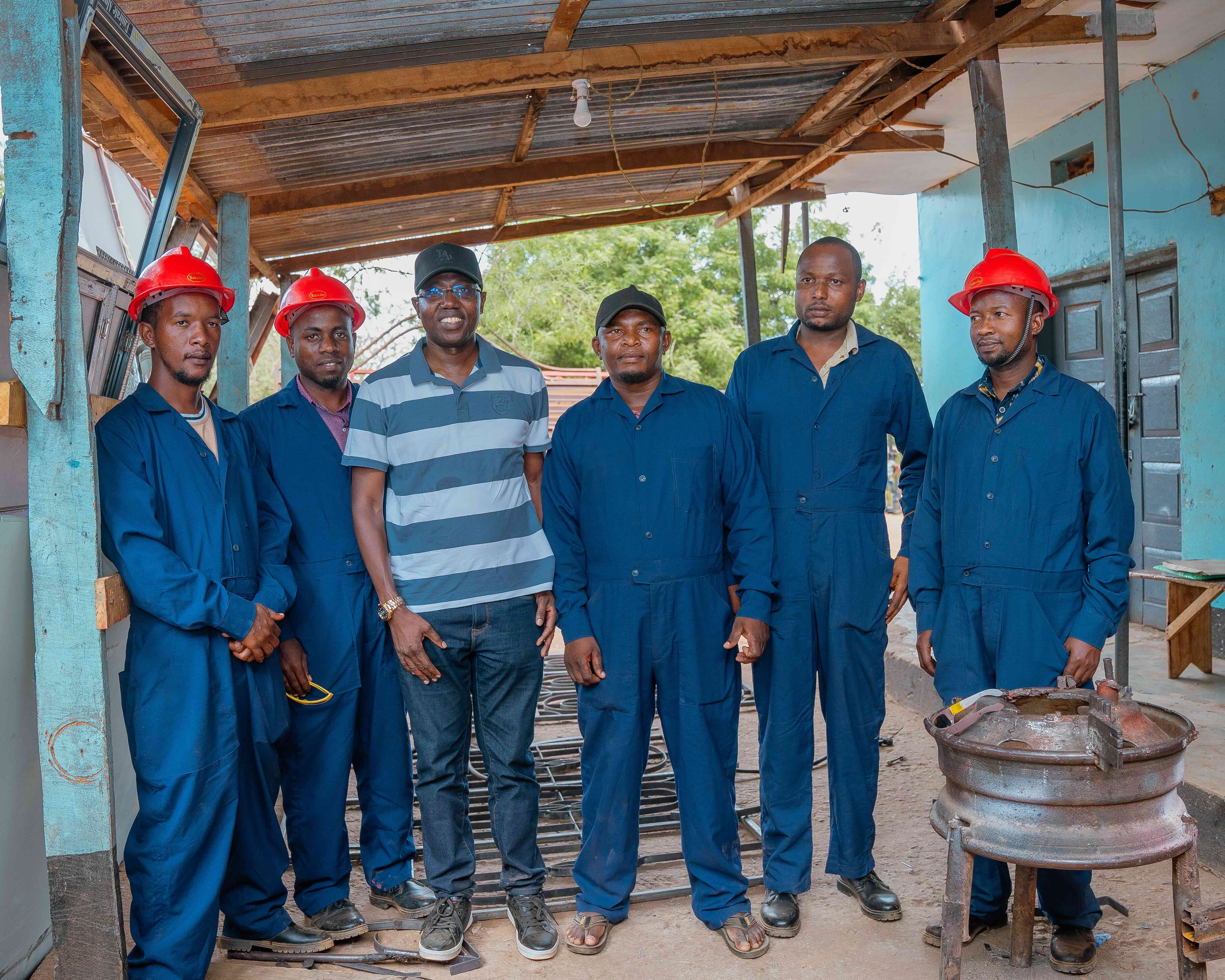 Waziri wa Nchi, Ofisi ya Rais – Maendeleo ya Vijana, Mhe. Joel Arthur Nanauka amekutana na vijana wanaofanya kazi katika karakana za magari wakati wa ziara yake ya kikazi wilayani Same na kuw